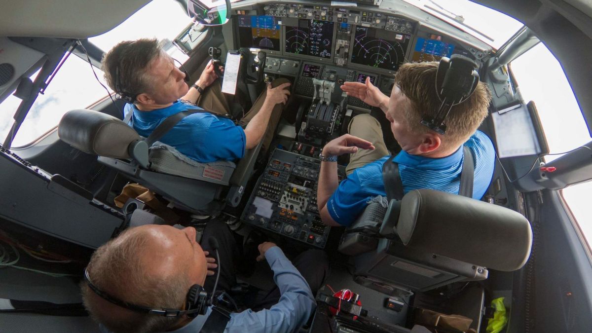 Image for FAA says cellphones dangerous on certain planes [telecom] 
