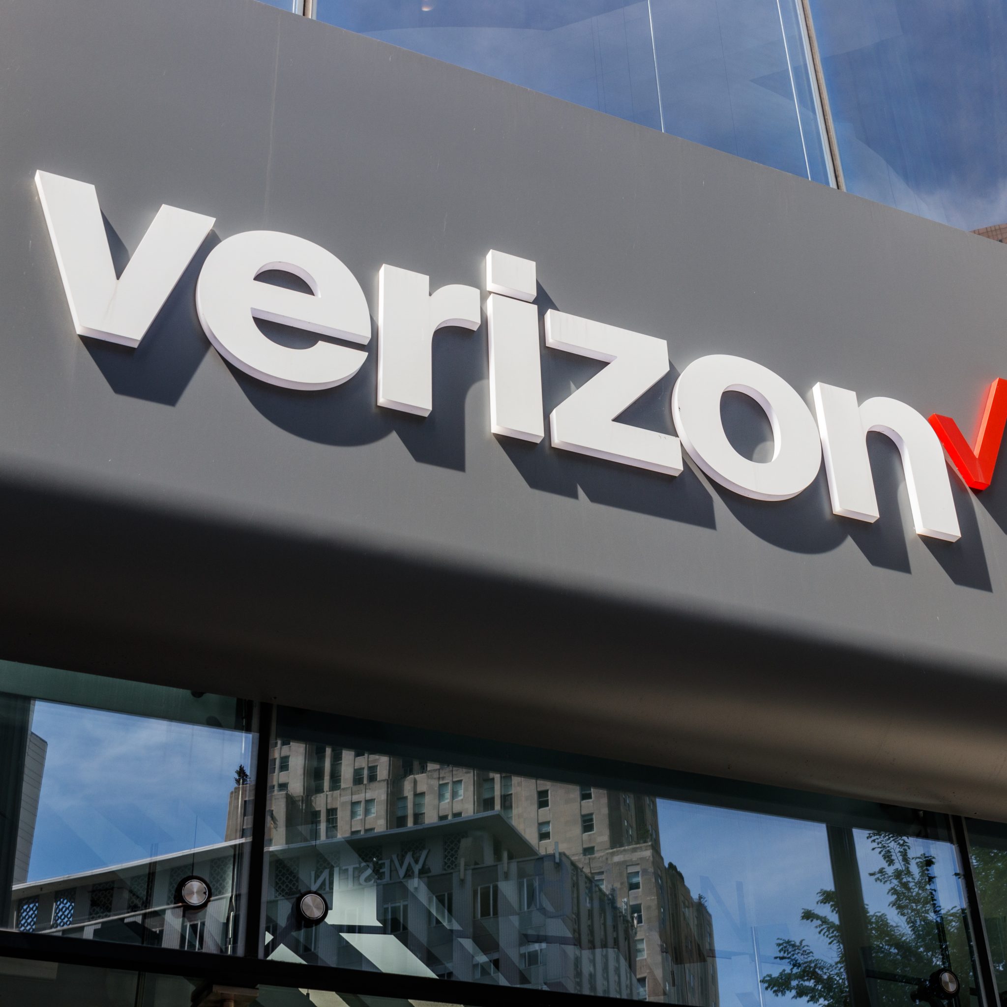 Image for Verizon grows revenue but loses wireless customers, continues to 'execute on all 5G opportunities' [telecom] 