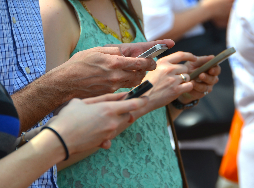 Image for AT&T, Verizon Tell FCC That They Should Be Able To Block Texts  [telecom] 