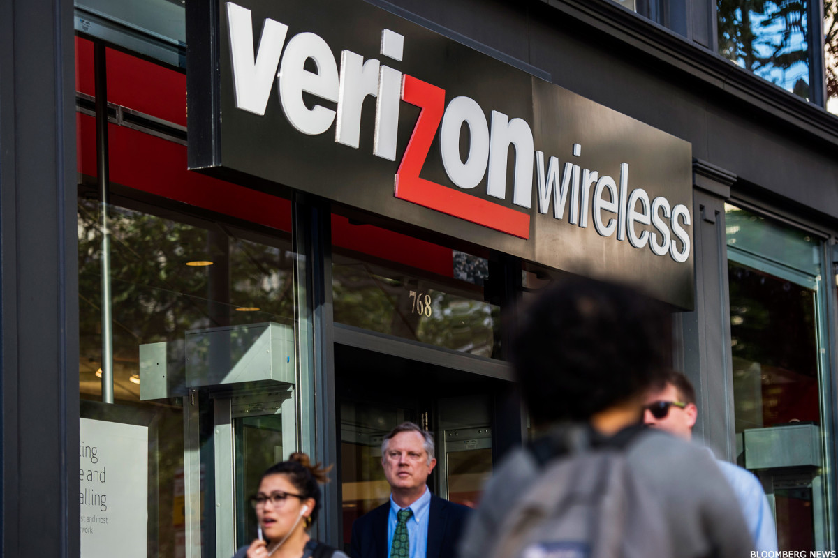 Image for As Verizon Strikers Return, Focus Returns to Wireless [telecom] 