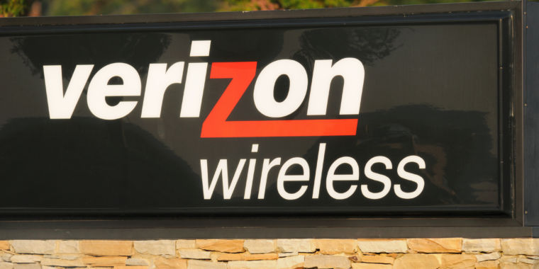 Image for Verizon and a company it bought just paid $614M in biggest FCC fine ever [telecom] 