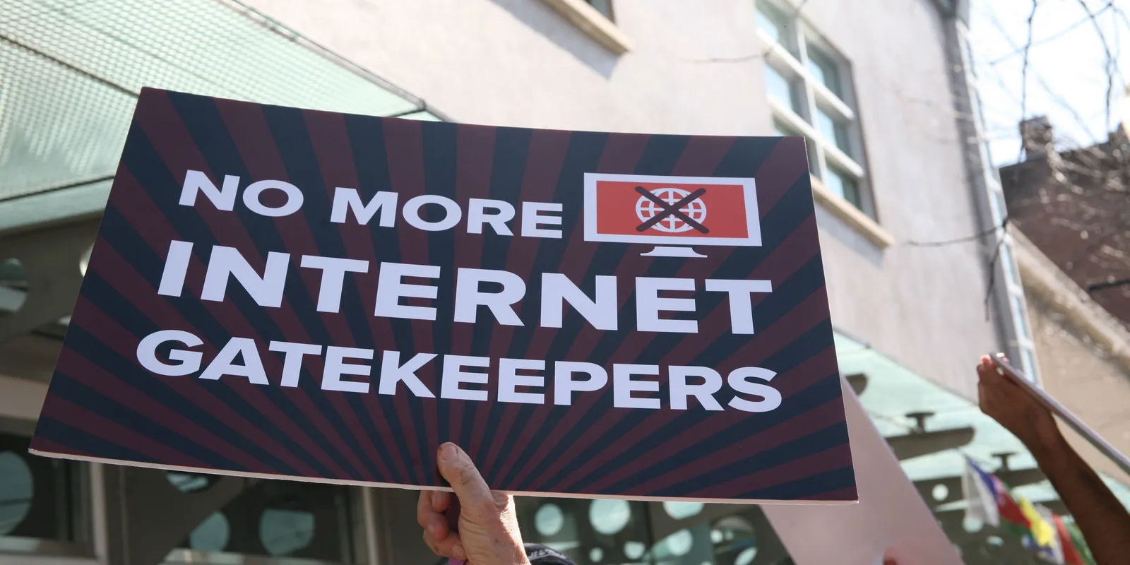 Image for FCC approves new net neutrality rules [telecom] 