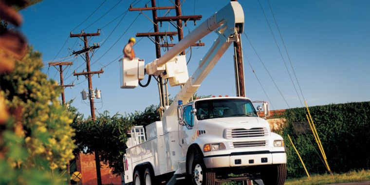 Image for Verizon illegally denied Charter access to utility poles, complaint says [telecom] 