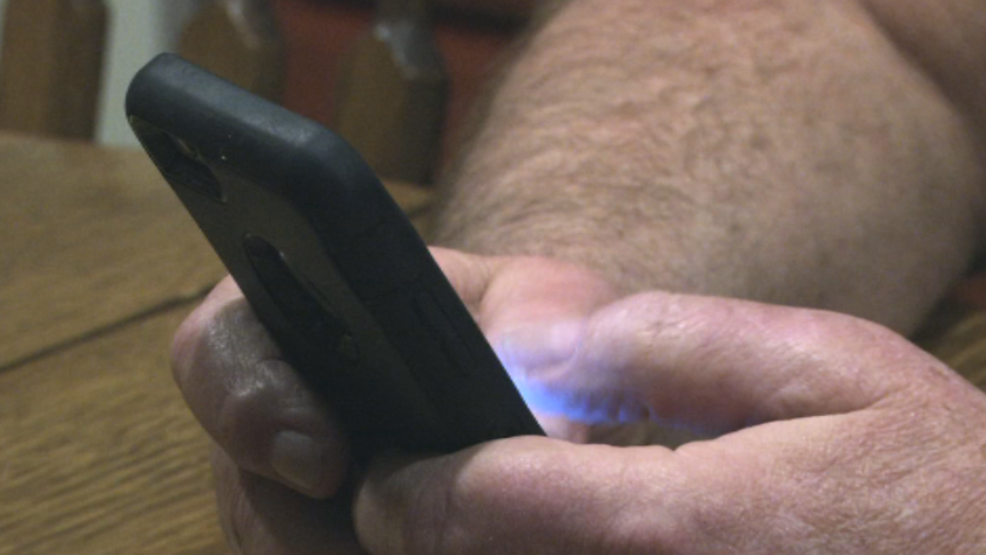 Image for AT&T executives meet in Macoupin County, Illinois to learn more about cell signal [telecom] 