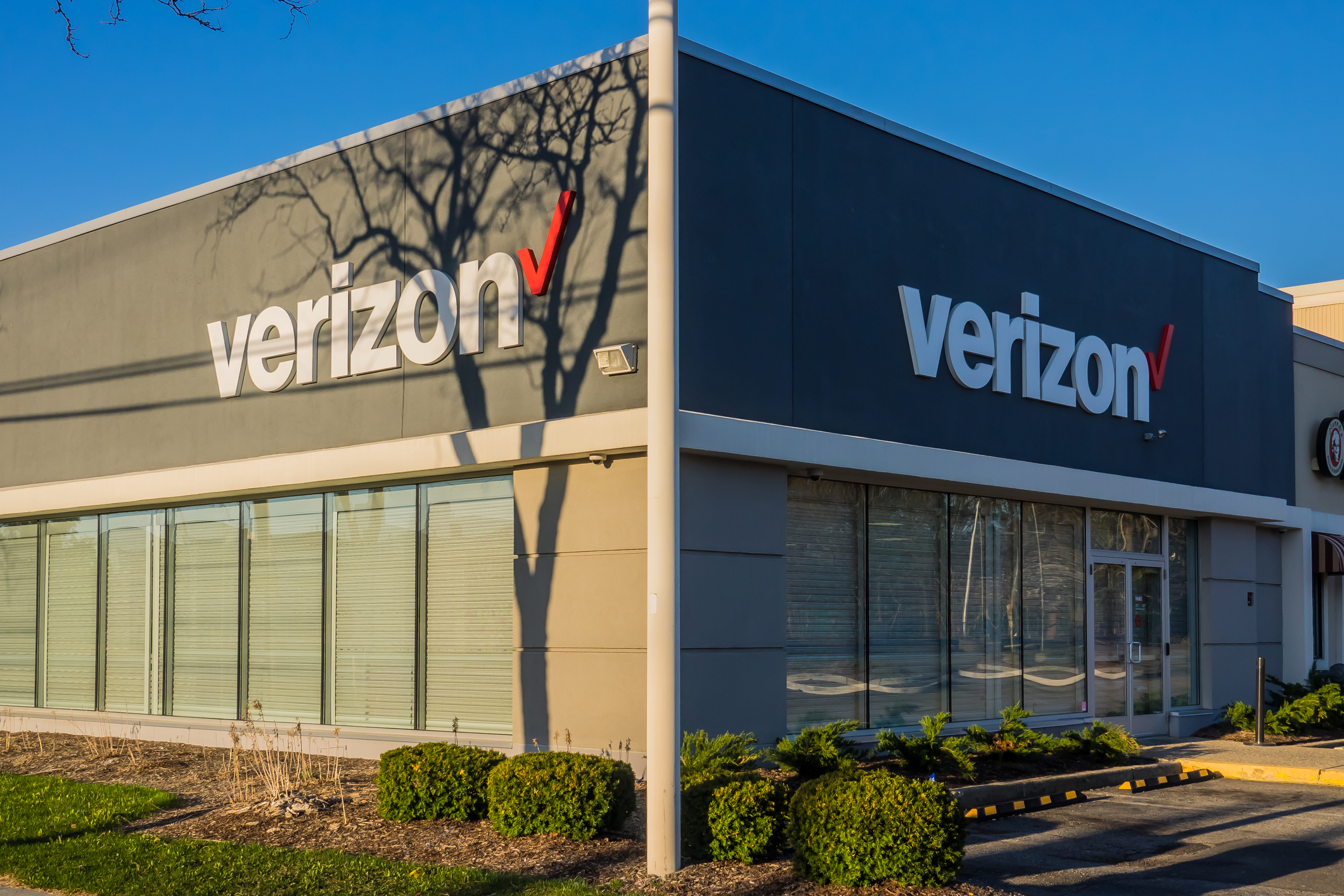 Image for Verizon shifts retail jobs, offers severance to some employees [telecom] 