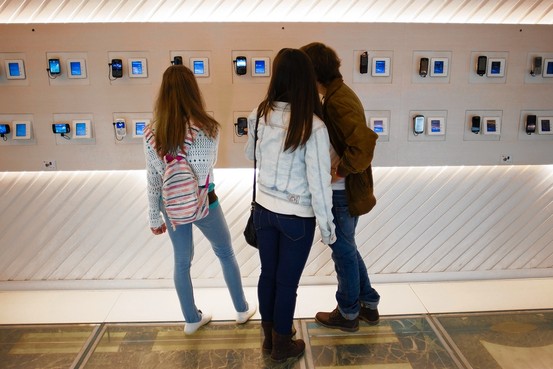 Image for [telecom]  Google, Apple Tighten Grip on Smartphone Market 
