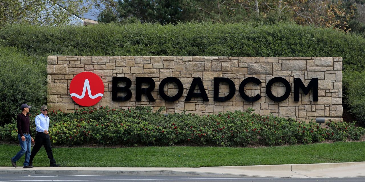 Image for U.S. Orders Qualcomm to Delay Meeting for Review of Broadcom Offer [telecom] 