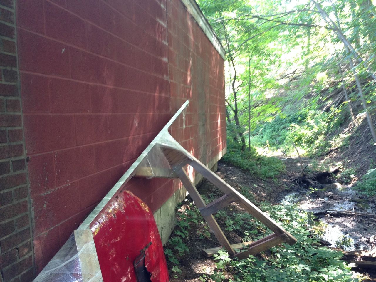 Image for Neighbors, Schumer demand Verizon clean up abandoned building  in Syracuse suburb [telecom] 
