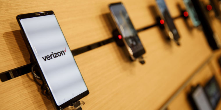 Image for Verizon blames school text provider in dispute over "spam" fee [telecom] 