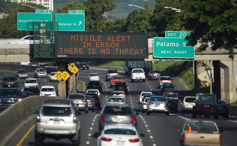 Image for Hawaii missile alert: How one employee 'pushed the wrong button' and caused a wave of panic [telecom] 