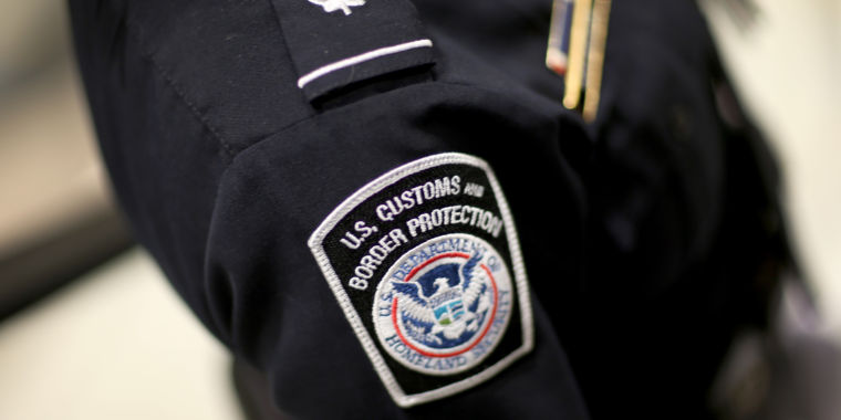 Image for What could happen if you refuse to unlock your phone at the US border? [telecom] 