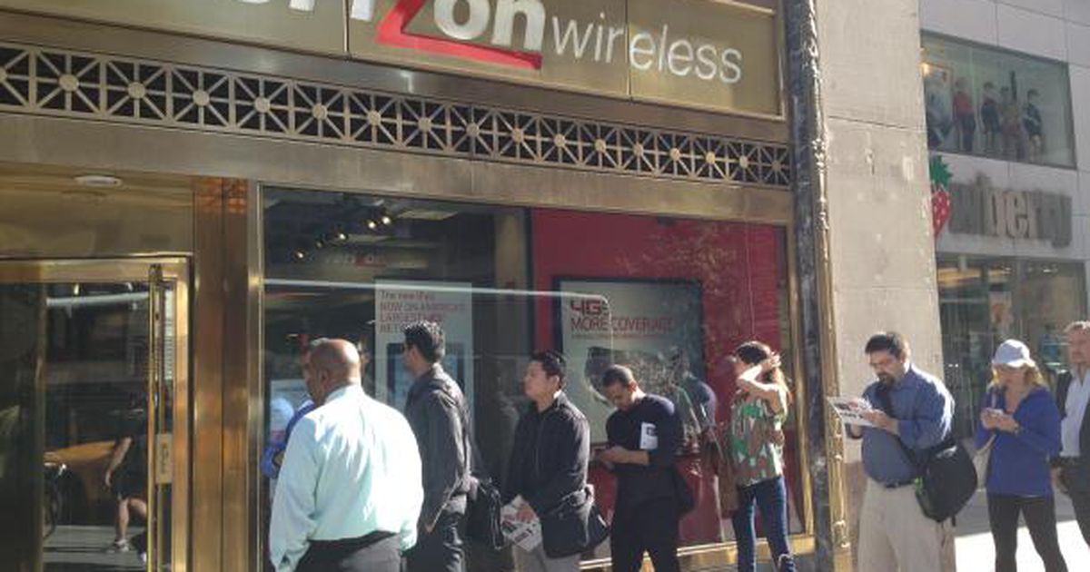 Image for Verizon glitch let unlimited data customers upgrade phones [telecom] 