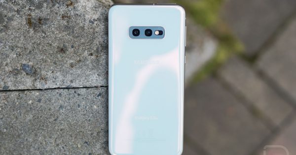 Image for Verizon and AT&T Update a Bunch of Samsung Phones [telecom] 