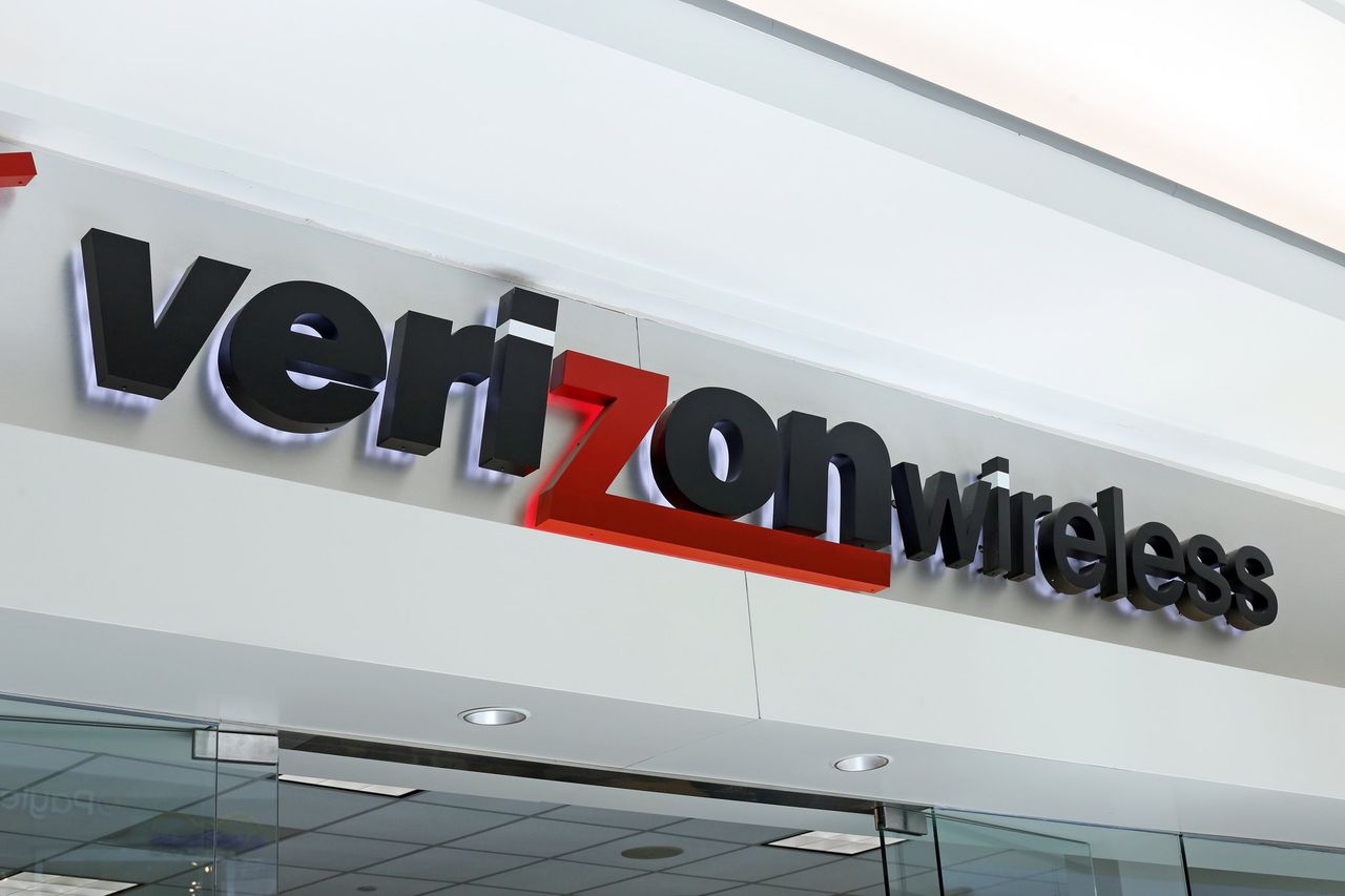 Image for Man sues Verizon when his intimate photos show up on stranger's phone [telecom] 