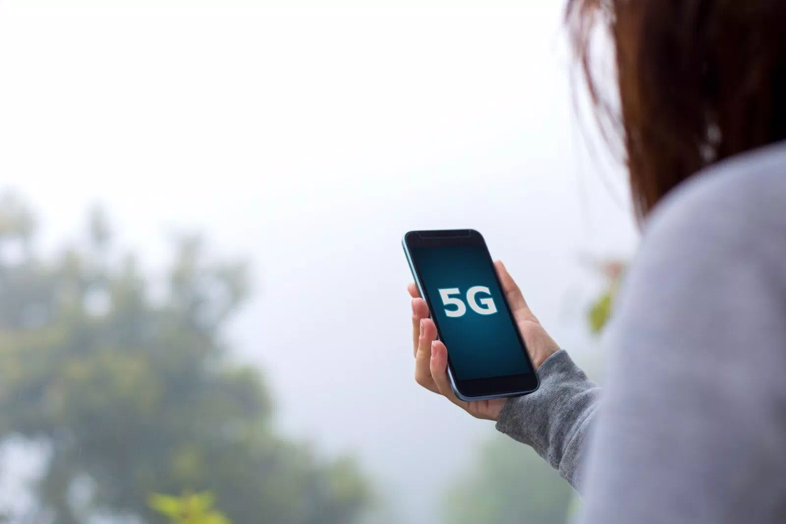 Image for Bloomberg: AT&T and Verizon plan to launch 5G hotspots [telecom] 