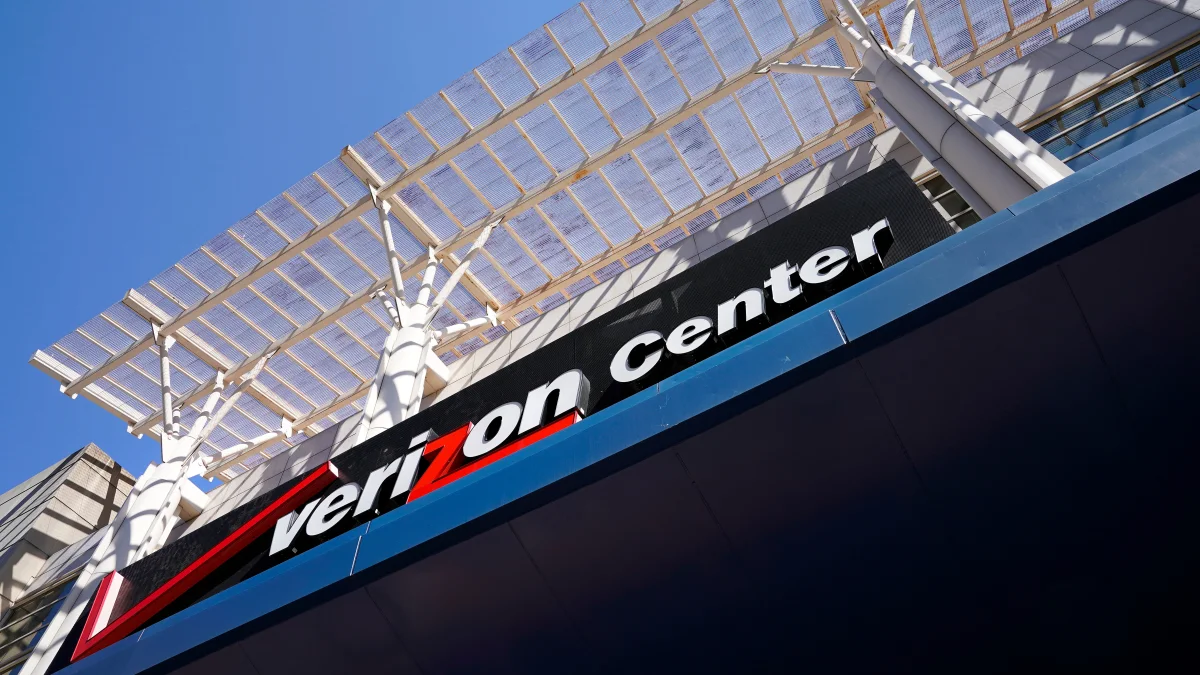 Image for Verizon Is Booting 8,500 Rural Customers Over Data Use, Including Some on 'Unlimited' Plans [telecom] 