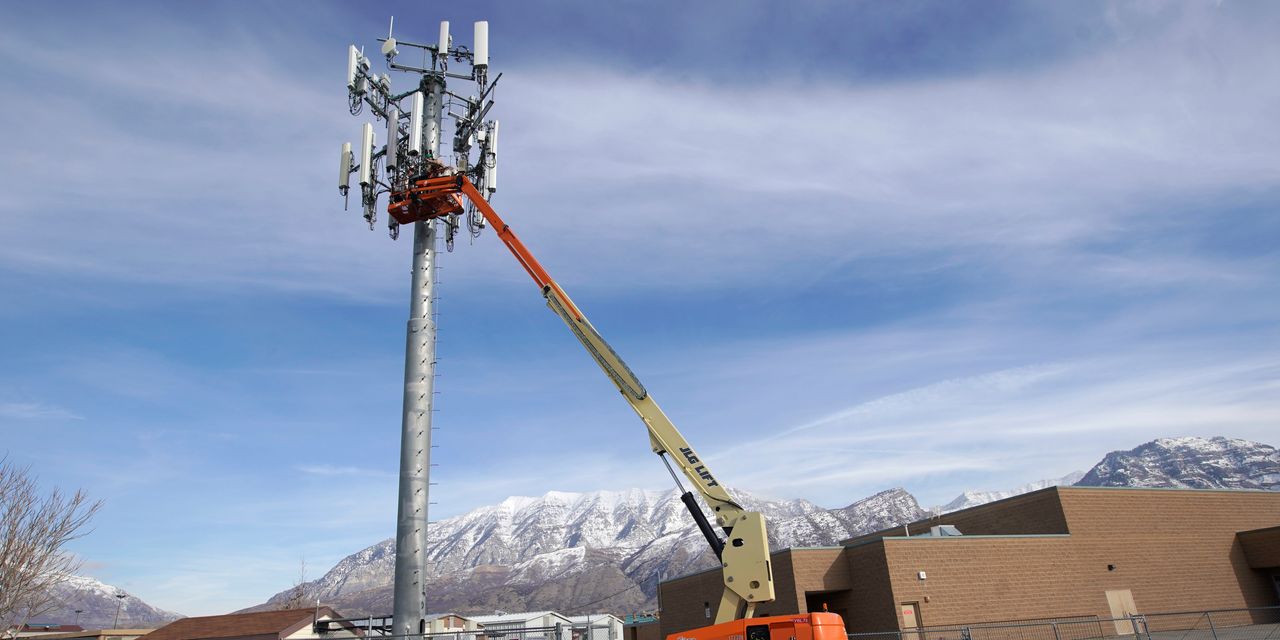 Image for A Record-Breaking 5G Spectrum Auction Is Nearly Done. What It Means for AT&T, Verizon, and T-Mobile. [telecom] 