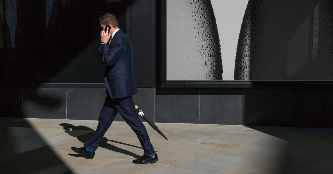 Image for 5G? 5 Bars? What the Signal Icons on Your Phone Actually Mean [telecom] 