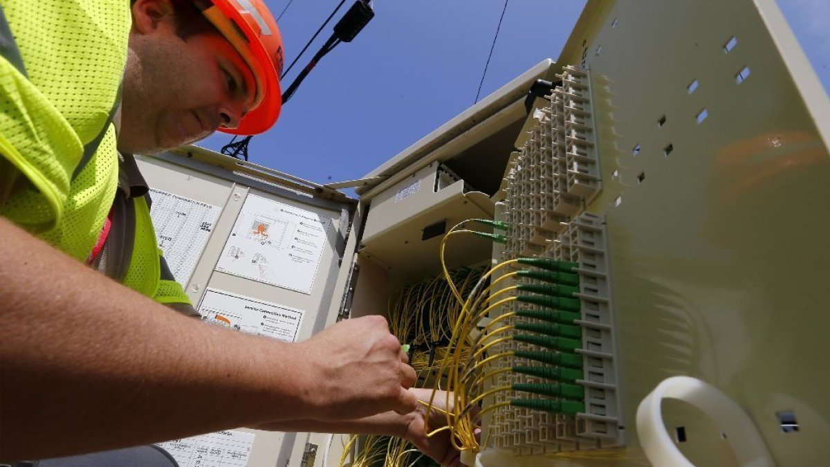 Image for Lawmakers slam Frontier for bad phone and Internet service [telecom] 