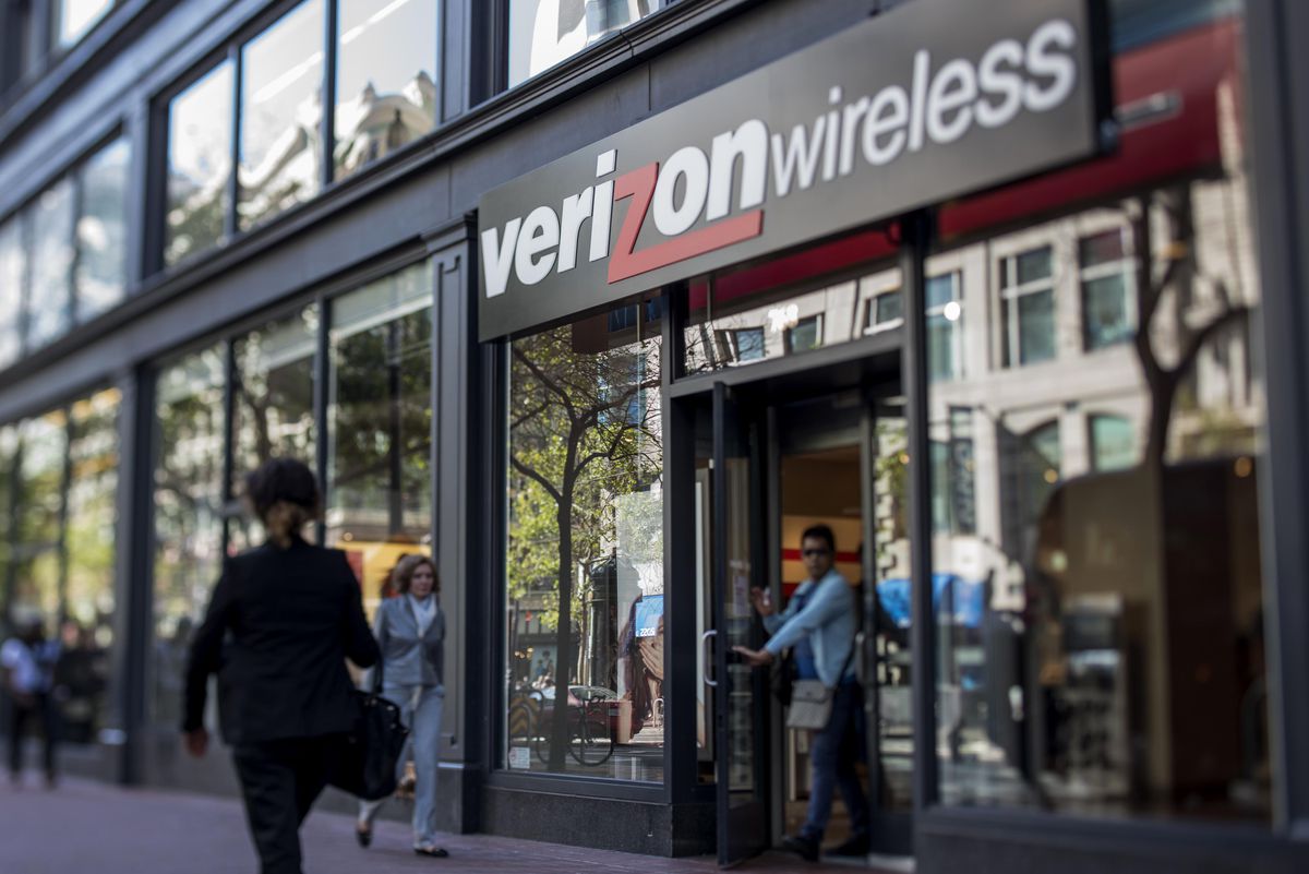 Image for Verizon Finally Offers Unlimited Data As The Mobile Wars Heat Up Again [telecom] 