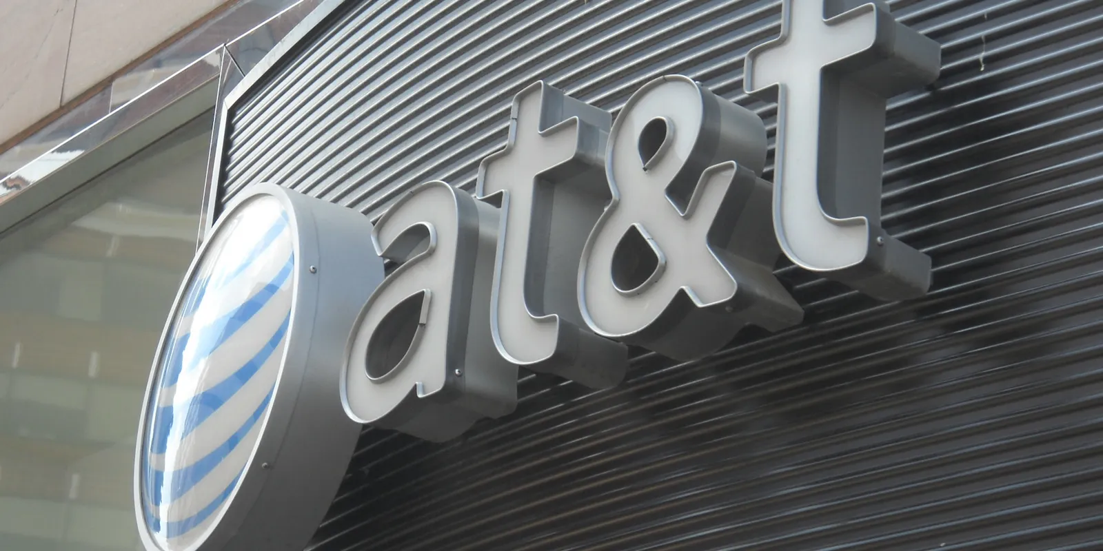 Image for Mixed news for AT&T in Consumer Reports wireless survey [telecom] 