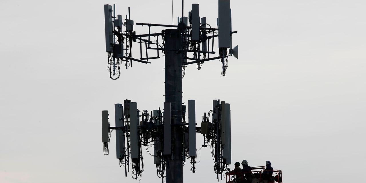 Image for 5G Rivals Face an 1 Billion Tab After Spectrum Buying Spree [telecom] 