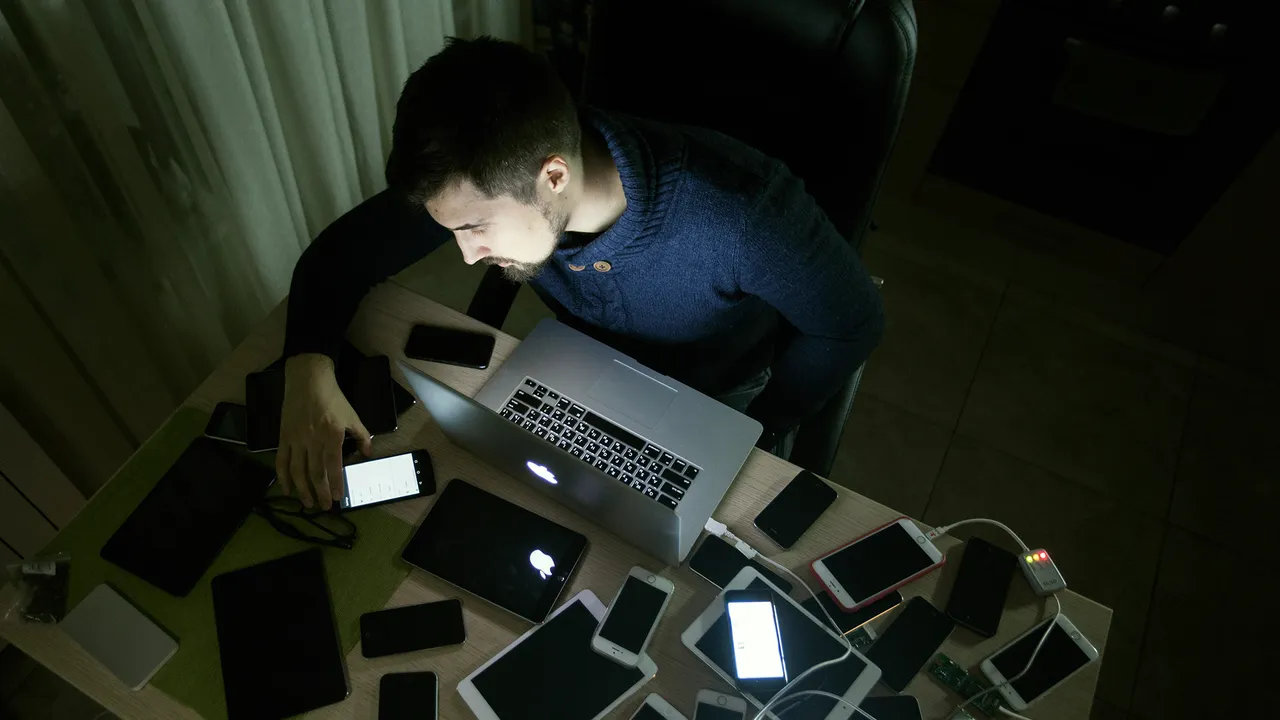 Image for How a Grad student found spyware that could control anybody's iPhone [telecom] 